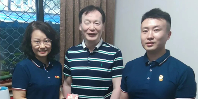 The Party Branch of Guangdong Building in Beijing launched an activity to visit and condolences to old party members and cadres
